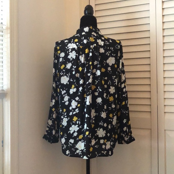 Beautiful Blouse - Picture 2 of 3